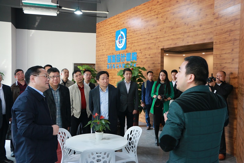 中国电建集团帮助今年选派的学生在万象集中开展远程网课学习