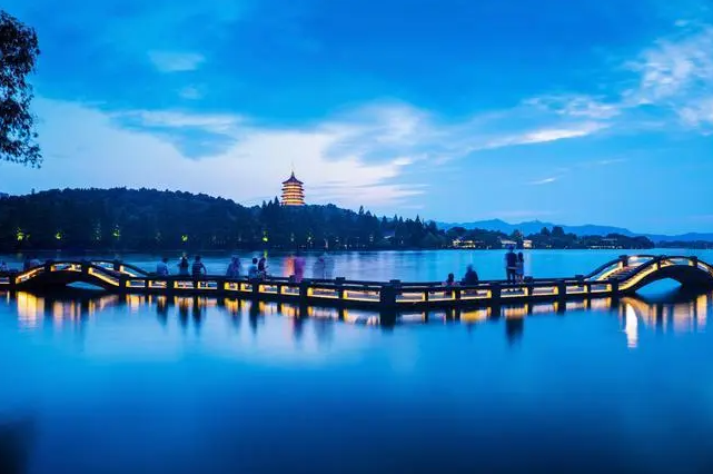 世人对于杭州的印象无论是自然的湖光山色还是充满历史感的名胜古迹都充满了溢美之词